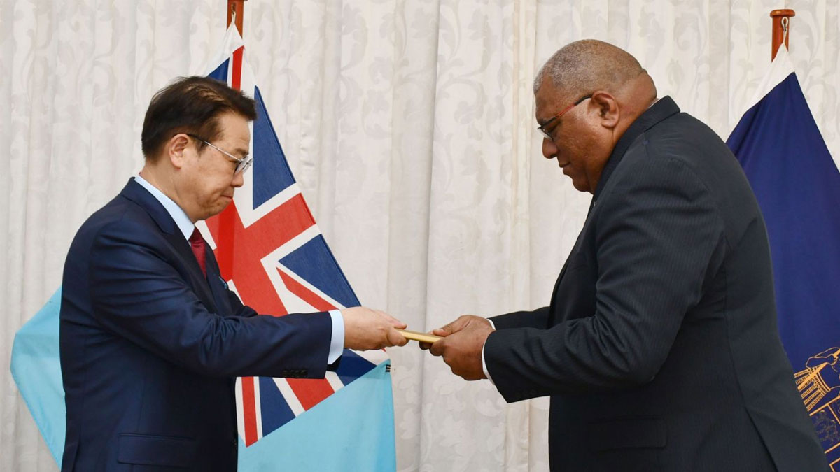 Ambassador Kim presented his credentials to Fiji President